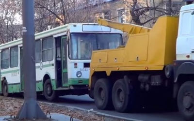 Процесс эвакуации автобуса в Рощинском методом частичной погрузки.