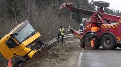 Процесс эвакуации грузовика из кювета в Чапаевске.