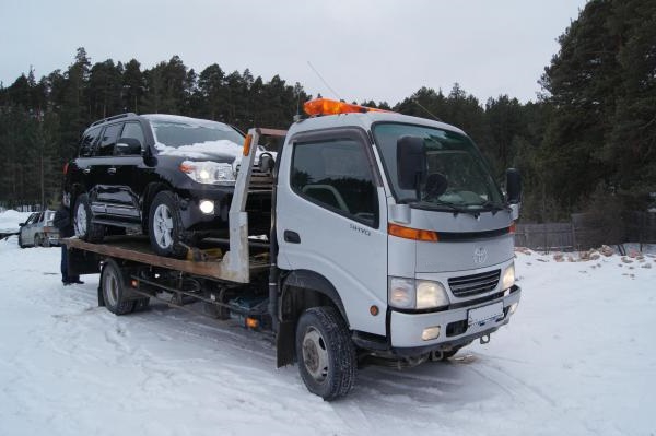 Эвакуация автомобиля зимой в Отрадном.