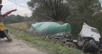 Процесс эвакуации грузовика после аварии