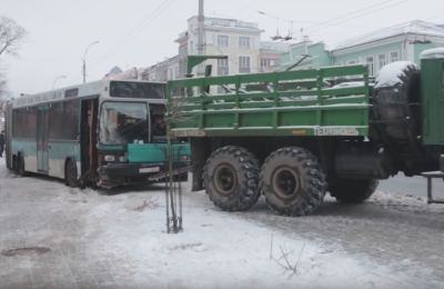 Процесс эвакуации автобуса на жесткой сцепке