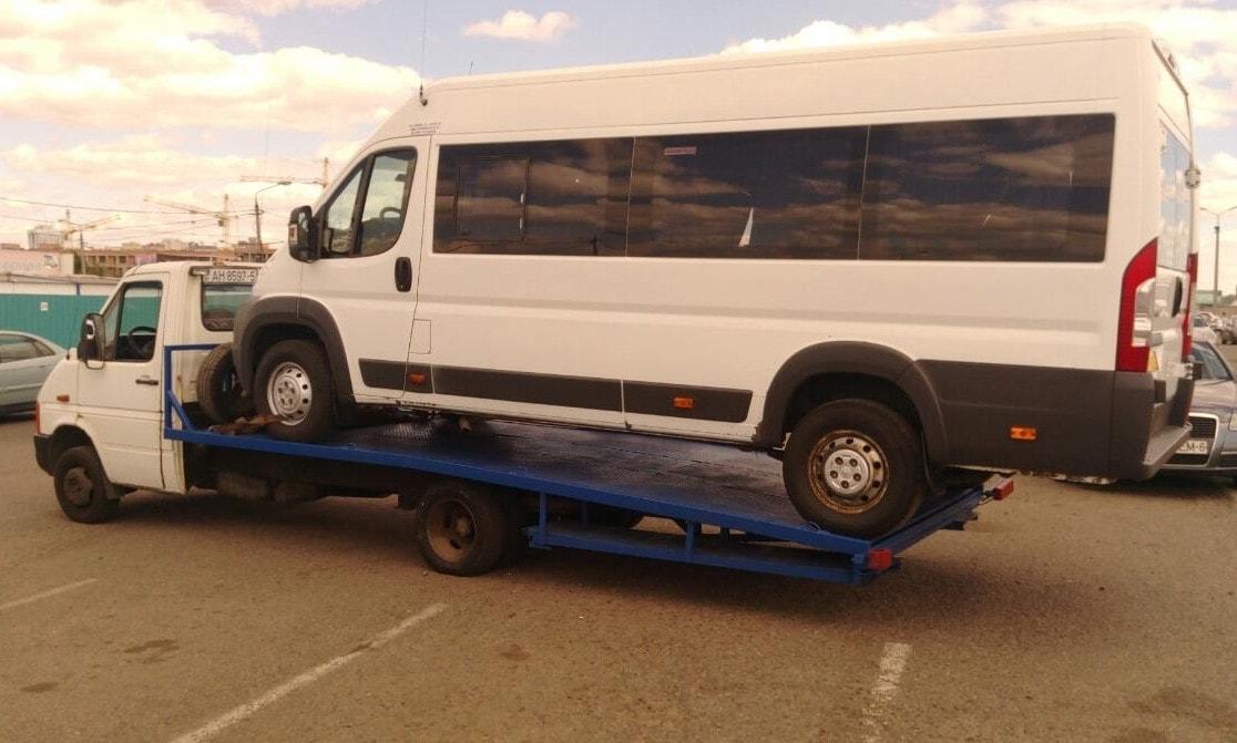 Фото эвакуатации микроавтобуса службой &laquo;ЭВакуаторПрофи&raquo;