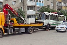 Фото погрузки автобуса на платформу эвакуатора