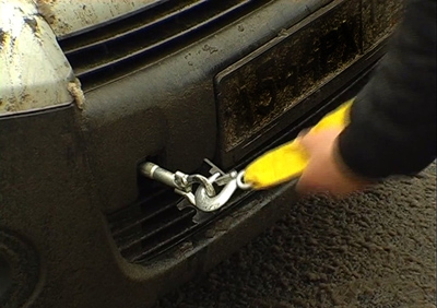 Процесс буксировки авто